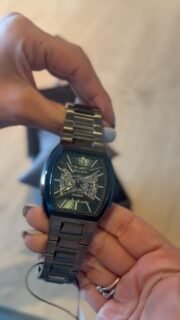 🔥🔥BULOVA🔥🔥

Diseño que no necesita llamar la atención para hacerse notar. 🖤

Este Bulova combina una caja y brazalete en tono negro, una esfera esqueletada que deja al descubierto parte de su mecanismo automático y detalles que le dan una presencia única.

✨ Movimiento automático
🖤 Diseño totalmente negro
⚙️ Esfera esqueletada
🔩 Brazalete de acero
💎 Un estilo moderno, elegante y diferente

Un reloj pensado para quienes buscan algo más que la hora: una pieza que se destaque por su personalidad y su ingeniería.

Bulova 98A321 — precisión, diseño y carácter en una sola pieza.

📍 Disponible en Relojes Mendoza
📲 Consultanos por disponibilidad y precio.